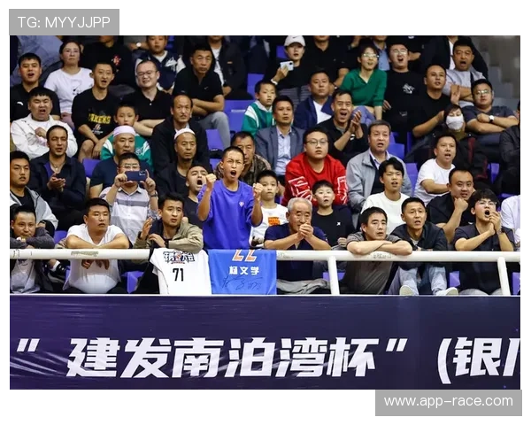 球迷驱车200公里观战村BA，带饭坚守座位